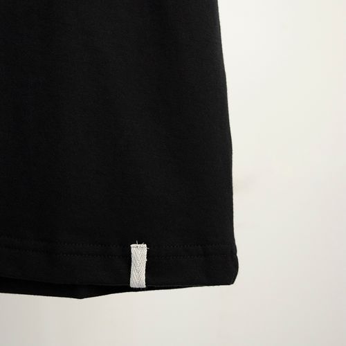 CAMISETA CUELLO V NEGRO